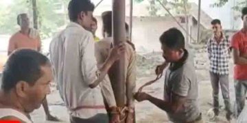 ഇരുമ്പ് മോഷ്ടിച്ചെന്നാരോപണം; യുവാക്കളെ നാട്ടുകാർ തൂണിൽ കെട്ടിയിട്ട് ക്രൂരമായി മർദ്ദിച്ചു