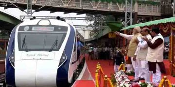 ദക്ഷിണേന്ത്യയിലെ ആദ്യ വന്ദേഭാരത് സർവീസിന് തുടക്കം; ചെന്നൈ – മൈസൂരു സർവീസ് പ്രധാനമന്ത്രി ഫ്ലാഗ് ഓഫ് ചെയ്തു