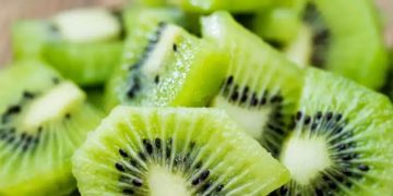 കിവിപ്പഴം കഴിച്ചാലുള്ള ആരോ​ഗ്യ​ഗുണങ്ങളെ കുറിച്ചറിയാം