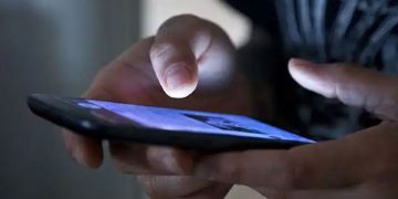 18 വയസിന് താഴെയുള്ളവർ മൊബൈൽ ഫോൺ ഉപയോഗിച്ചാൽ 200 രൂപ പിഴ ചുമത്തും, ഉത്തരവിറക്കി ഗ്രാമം