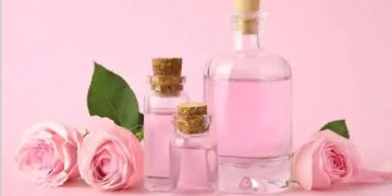 മുഖകാന്തി കൂട്ടാൻ റോസ് വാട്ടർ ; ഇങ്ങനെ ഉപയോ​ഗിക്കൂ