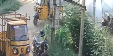 ഓടിക്കൊണ്ടിരുന്ന ഓട്ടോ പൊട്ടിത്തെറിച്ചു, രണ്ട് പേർക്ക് പരിക്ക്; ദുരൂഹത, പരിഭ്രാന്തരാകരുതെന്ന് പൊലീസ്