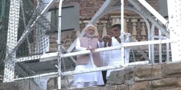 പ്രധാനമന്ത്രി മോര്‍ബിയില്‍; തൂക്ക് പാലം തകര്‍ന്ന പ്രദേശം സന്ദര്‍ശിച്ചു, പരിക്കേറ്റവരെ സന്ദര്‍ശിക്കും