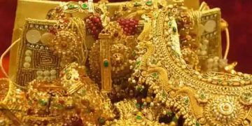 വിഗ്രഹത്തിൽ നിന്ന് സ്വർണം മോഷ്ടിച്ച ശേഷം മുക്കുപണ്ടം ചാർത്തി പൂജാരി മുങ്ങി