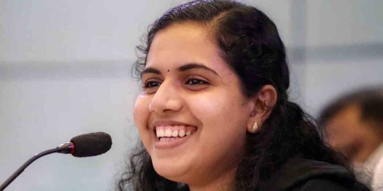 മേയർ ആര്യ സത്യപ്രതിജ്ഞാ ലംഘനം നടത്തി: തിരഞ്ഞെടുപ്പ് കമ്മിഷന് പരാതി