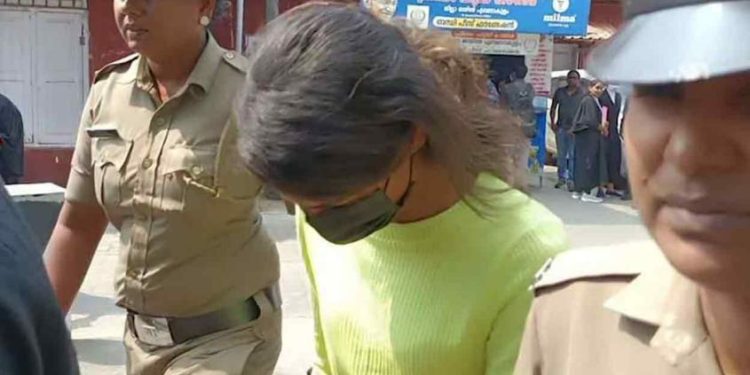 ഡിജെ പാർട്ടി, ഫാഷൻ ഷോ: ഡിംപിളിന്റെ മൊബൈൽ കണ്ടെത്താൻ അന്വേഷണം