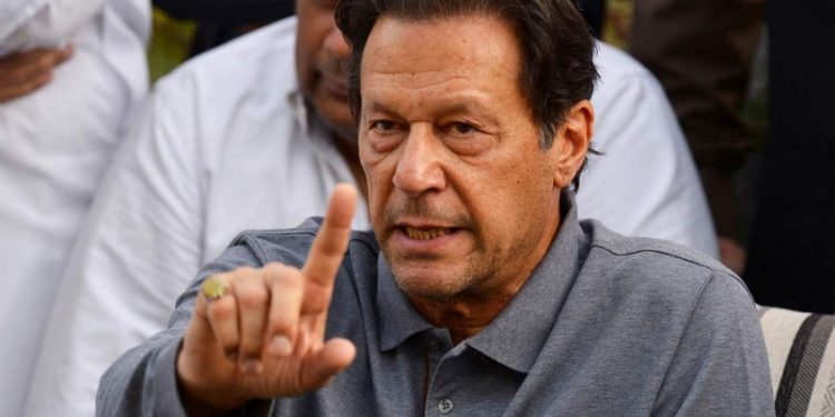 റാലിക്കിടെ വെടിവയ്പ്: ഇമ്രാന്റെ കാലിന് പരുക്കേറ്റു; അക്രമി അറസ്റ്റിൽ