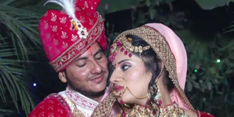 വിദ്യാർഥിനിയുമായി പ്രണയം; വിവാഹം കഴിക്കാൻ ലിംഗമാറ്റം നടത്തി അധ്യാപിക