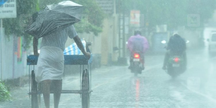 അറബിക്കടലിൽ ന്യൂനമർദം: കേരളത്തിൽ ഇന്നും നാളെയും വ്യാപക മഴയ്ക്ക് സാധ്യത