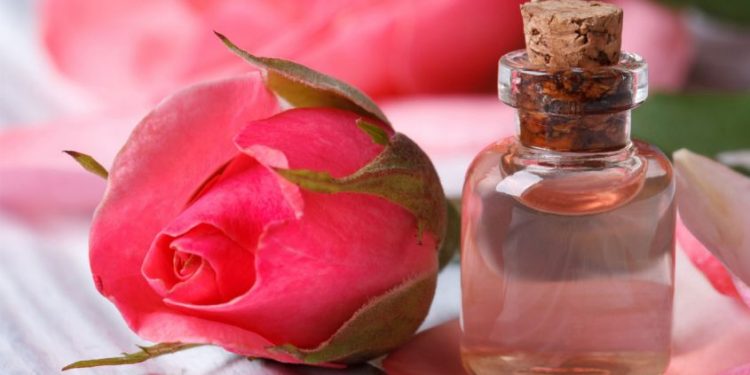 റോസ് വാട്ടർ വീട്ടിലുണ്ടാക്കാം, മിനിറ്റുകൾ മതി! .