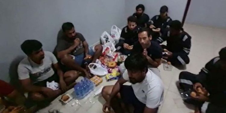 കപ്പലിലുള്ളവർക്ക് ഭക്ഷണമെത്തിച്ച് ഇന്ത്യൻ എംബസി; മോചനം ആശങ്കയിൽ