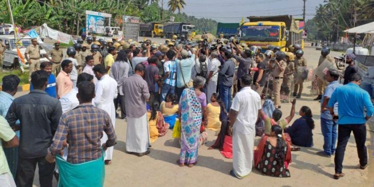 വിഴിഞ്ഞം സംഘർഷത്തിൽ കേസെടുത്ത് പൊലീസ്; വൈദികരെ ഉൾപ്പെടെ പ്രതിചേർത്തു
