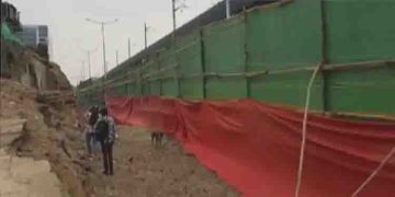 ജി 20 ഉച്ചകോടിക്കായി വിദേശരാജ്യ പ്രതിനിധികൾ എത്തി; മുംബൈയിലെ ചേരികൾ ഷീറ്റുപയോഗിച്ച് മറയ്ക്കുന്നു