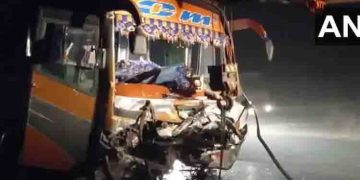 ഓടിക്കുന്നതിനിടെ ഡ്രൈവർക്ക് ഹൃദയാഘാതം; ബസ് കാറിൽ ഇടിച്ചുകയറി ഒമ്പത് മരണം