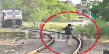 മദ്യപിച്ച് ട്രാക്കിൽ കയറി, ട്രെയിൻ നിർത്തിച്ച് യുവാവ്, പിന്നാലെ ചാടിയിറങ്ങി ലോക്കോ ഡ്രൈവർ, പ്രതികരണം ഇങ്ങനെ