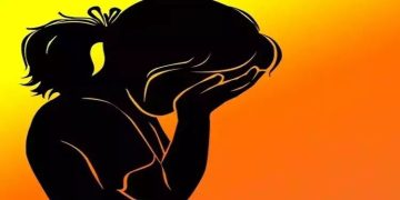 പ്രേതത്തെ പോലെ മുഖത്ത് ചായം പുരട്ടി, കഴുത്തിൽ ചെരുപ്പ് മാല; പെൺകുട്ടിയോട് ക്രൂരത