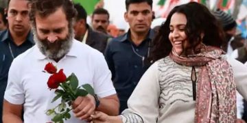 രാഹുൽ ഗാന്ധിക്ക് റോസാപ്പൂക്കൾ സമ്മാനിച്ച് ഭാരത് ജോഡോ യാത്രയുടെ ഭാഗമായി നടി സ്വര ഭാസക്ർ