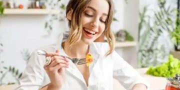 തിളക്കമുള്ള ചര്‍മ്മത്തിനായി ഡയറ്റില്‍ ഉള്‍പ്പെടുത്താം വിറ്റാമിനുകള്‍ അടങ്ങിയ ഈ ഭക്ഷണങ്ങള്‍…