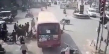 ബസ് ഓടിക്കുന്നതിനിടെ ഡ്രൈവർ ഹൃദയഘാതത്തെ തുടർന്ന് മരിച്ചു, അപകടത്തിൽ യാത്രക്കാരനും ദാരുണാന്ത്യം