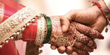 വിവാഹ വേദിയിൽ എത്തി വരന് മാലയിട്ടു, പിന്നാലെ 20-കാരിയായ വധു കുഴഞ്ഞുവീണ് മരിച്ചു