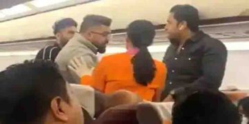 ആകാശത്തും തല്ലുമാല; വിമാന യാത്രക്കിടെ യാത്രക്കാർ ഏറ്റുമുട്ടി -വീഡിയോ