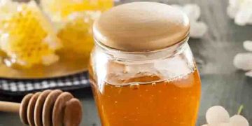 ചർമ്മത്തിന് മാത്രമല്ല മുടിയ്ക്കും തേൻ മികച്ചത് ; ഇങ്ങനെ ഉപയോ​ഗിക്കാം