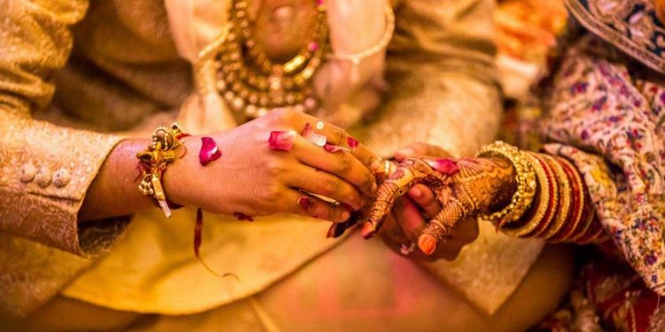 പന്തയം വച്ച് വിവാഹവേദിയില്‍ വധുവിനെ ചുംബിച്ച് യുവാവ്; വിവാഹം വേണ്ടെന്ന് വച്ച് പെണ്‍കുട്ടി