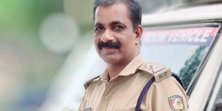 എറണാകുളത്ത് ഗ്രേഡ് എസ്ഐ സ്റ്റേഷനിൽ കുഴഞ്ഞുവീണു മരിച്ചു