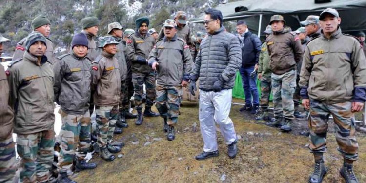 തവാങ് പൂർണമായും സുരക്ഷിതം: സൈനികർക്കൊപ്പമുള്ള ചിത്രം പങ്കുവച്ച് കിരൺ റിജിജു