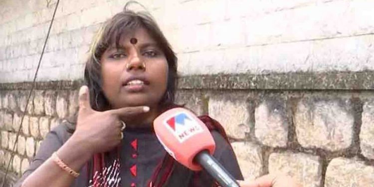 കൊടിതോരണം കഴുത്തില് കുരുങ്ങി; സ്കൂട്ടര് യാത്രികയായ അഭിഭാഷകയ്ക്ക് പരുക്ക്