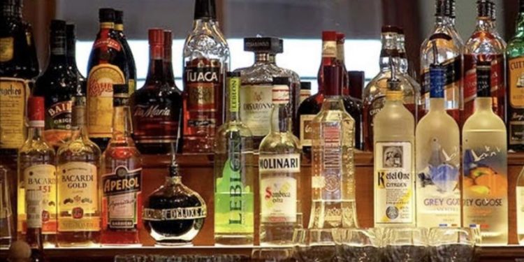 ഇഷ്ടക്കാർക്ക് കുപ്പിക്കണക്കിനു മദ്യം; വിൽപന 50 രൂപ അധികം ഈടാക്കി: പരാതി