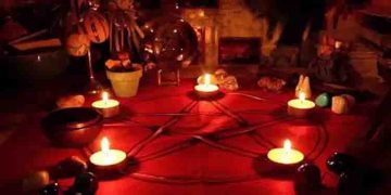 അലര്‍ച്ച കേട്ട് ഓടിയെത്തി, മകള്‍ കണ്ടത് രക്തത്തില്‍ കുളിച്ച അച്ഛനെയും അമ്മയേയും; ദുര്‍മന്ത്രവാദമെന്ന് സംശയം