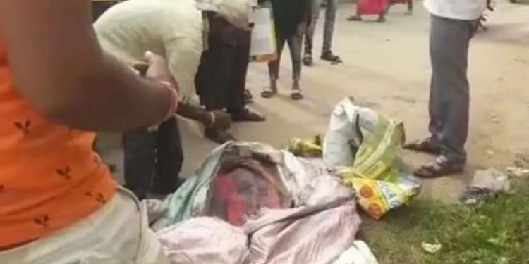 വാഹനം വിളിക്കാൻ പണമില്ല; ഭാര്യയുടെ മൃതദേഹം തോളിൽ ചുമന്ന് ഭർത്താവ്