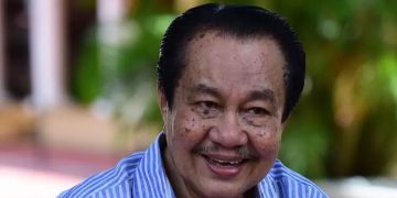 യു.എ. ഖാദർ ഓർമ്മ ദിനം : എഴുത്തിനിടെ പ്രയാസമുണ്ടായാൽ മുഷ്ടിചുരുട്ടി നെഞ്ചിൽ ആഞ്ഞടിക്കും ,  തലമുടി പിടിച്ചുവലിച്ച് ദേഷ്യപ്പെടും…