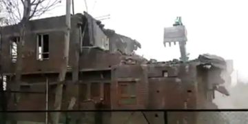 ജമ്മു കശ്മീരില്‍ ‘ബുള്‍ഡോസര്‍ നടപടി’ തുടങ്ങി; ഒരു ഭീകരന്റെ വീട് തകര്‍ത്തു