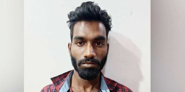 വൈദ്യപരിശോധനയ്ക്ക് എത്തിച്ച പീഡനക്കേസ് പ്രതി പൊലീസിനെ വെട്ടിച്ച് വിലങ്ങുമായി രക്ഷപ്പെട്ടു