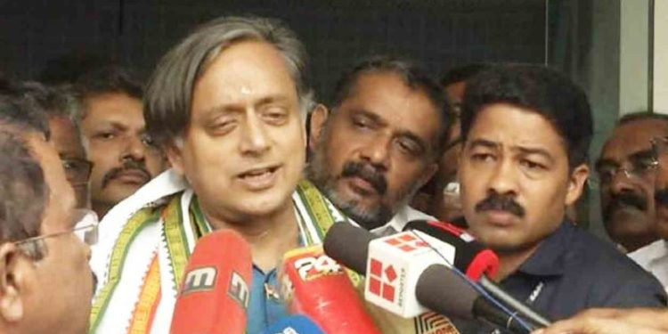 കേരളമെമ്പാടും പ്രസംഗിക്കാൻ ആവശ്യപ്പെട്ടത് പ്രതിപക്ഷ നേതാവ്: ശശി തരൂർ