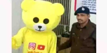 റെയിൽവേ ട്രാക്കിൽ 22 കാരന്റെ ടെഡി ബെയർ ഡാൻസ്; വൈറൽ ആവാനുള്ള ശ്രമത്തിൽ വഴിത്തിരിവായി പൊലീസെത്തി, കഥ മാറി