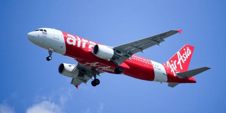 ടേക്ക് ഓഫിനിടെ വിമാനത്തിൽ പക്ഷി ഇടിച്ചു; അടിയന്തര ലാൻഡിങ് നടത്തി എയർ ഏഷ്യ വിമാനം