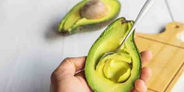 കൊളസ്ട്രോള്‍ കുറയ്ക്കാനും ഹൃദയാരോഗ്യത്തിനും ഡയറ്റില്‍ ഉള്‍പ്പെടുത്താം അവക്കാഡോ; അറിയാം ഗുണങ്ങള്‍…