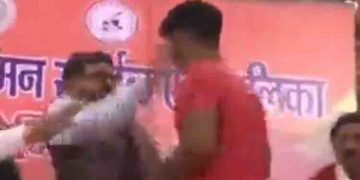 പൊതുവേദിയില്‍ വെച്ച് ഗുസ്തി താരത്തിന്‍റെ മുഖത്തടിച്ച് ബ്രിജ് ഭൂഷൺ സിംഗ്; വീഡിയോ