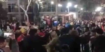 ന്യൂഇയര്‍ ആഘോഷത്തിനിടെ സ്ത്രീകളോടൊപ്പം സെല്‍ഫിക്ക് ശ്രമം ; ഭര്‍ത്താക്കന്മാര്‍ ഉടക്കി, കൂട്ടത്തല്ല്