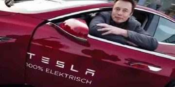 പിടിച്ചുനിൽക്കാൻ അറ്റകയ്യുമായി മസ്ക്, ജനപ്രിയ മോഡലുകള്‍ക്ക് വില കുറച്ച് ടെസ്‍ല