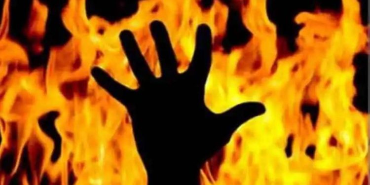 ഗർഭിണിയെ പെട്രോളൊഴിച്ചു തീകൊളുത്തി കൊല്ലാൻ ശ്രമം; പിന്നിൽ ഭർത്താവും വീട്ടുകാരും