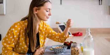 മാനസികാരോഗ്യത്തിനായി കഴിക്കേണ്ടതും ഒഴിവാക്കേണ്ടതുമായ ഭക്ഷണങ്ങള്‍…