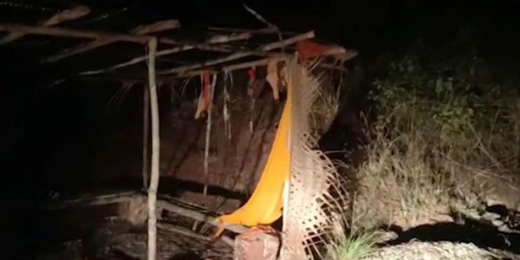 മത്സ്യസംസ്കരണ കേന്ദ്രത്തിനു മുന്നിലെ പ്രതീകാത്മക സമരപ്പന്തൽ കത്തിച്ചു