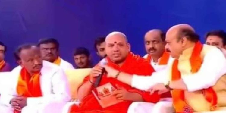 വെള്ളപ്പൊക്കത്തെപ്പറ്റി പ്രസംഗം; സ്വാമിയുടെ മൈക്ക് പിടിച്ചുവാങ്ങി കര്‍ണാടക മുഖ്യമന്ത്രി