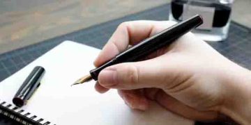 ‘നിന്നെ മിസ് ചെയ്യും’; എട്ടാം ക്ലാസ് വിദ്യാർത്ഥിനിക്ക് പ്രണയ ലേഖനം നൽകി 47കാരനായ അധ്യാപകൻ; കേസെടുത്ത് പോലീസ്