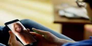 വീഡിയോ കോളിനിടെ ന​ഗ്നനാകാൻ ആവശ്യപ്പെട്ടു; യുവതിയുടെ കെണിയിൽ വീണ വ്യവസായിക്ക് നഷ്ടമായത് 2.69 കോടി