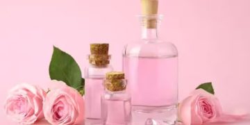 ചർമ്മ പ്രശ്നങ്ങൾ അകറ്റാൻ റോസ് വാട്ടർ ഉപയോ​ഗിക്കാം